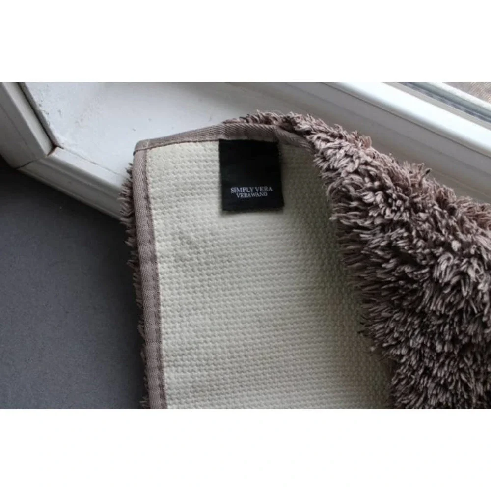 Simply Vera Wang brown bathroom mat
